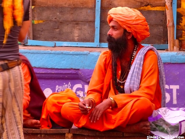 Varanasi hombre Saddhu túnica naranja