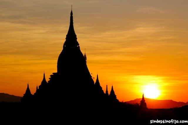 puesta de sol en Bagan