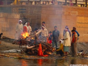 En Varanasi se queman los muertos